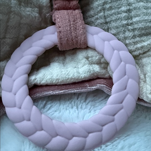 Bitzy Crinkle™ Sensory Crinkle Toy With Teether bunny 🐰 so cute. Other baby toys - Picture 3 of 8